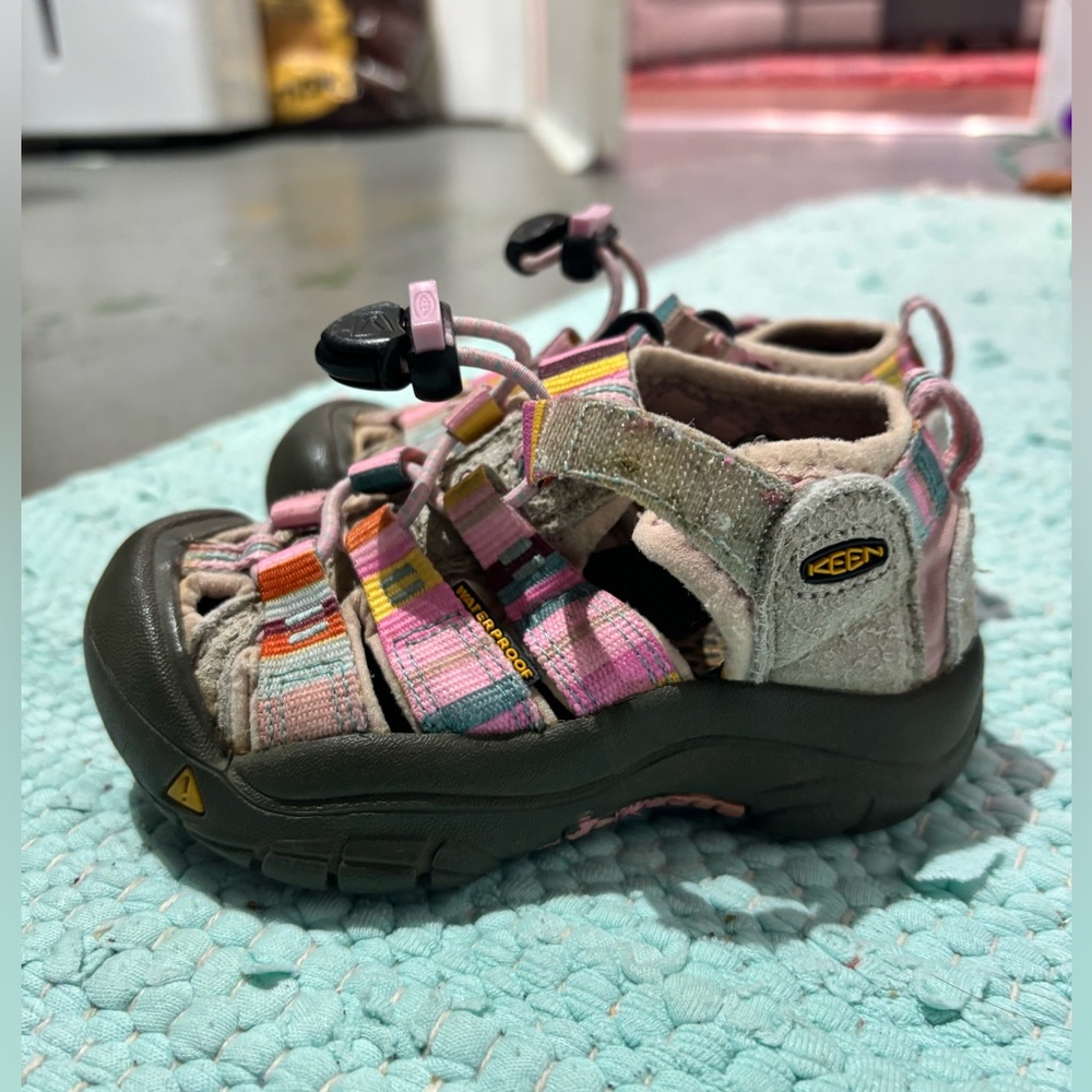 Toddler keens